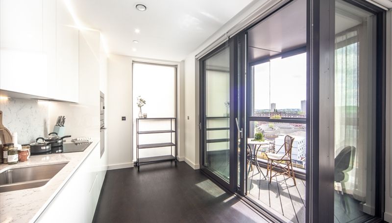Apartment for rent in London, Charles Clowes Walk, Nine Elms, London, SW11, 886 m²