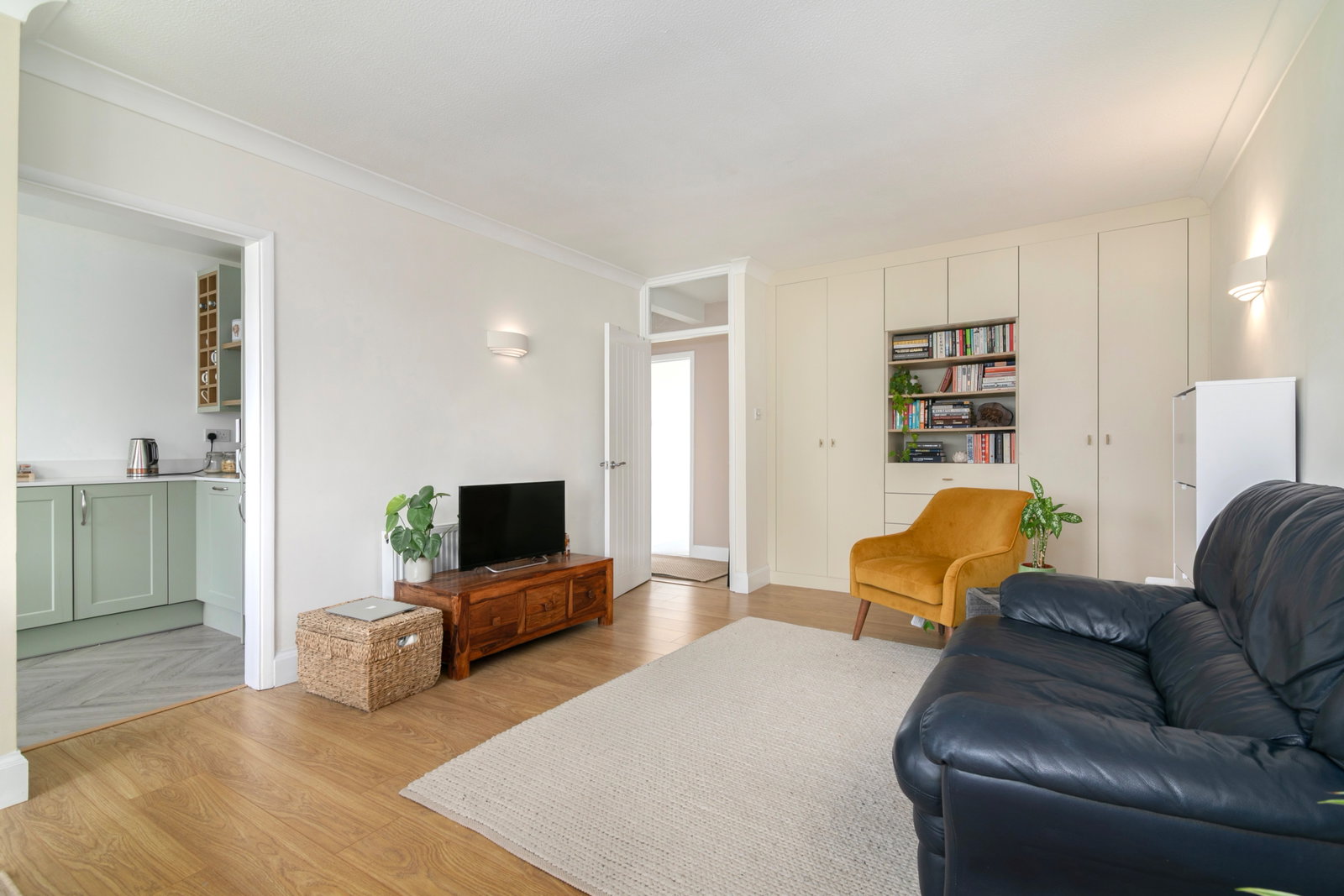 Flat for rent in London, Amherst Road, London, Greater London, W13 8NF, 718 m²