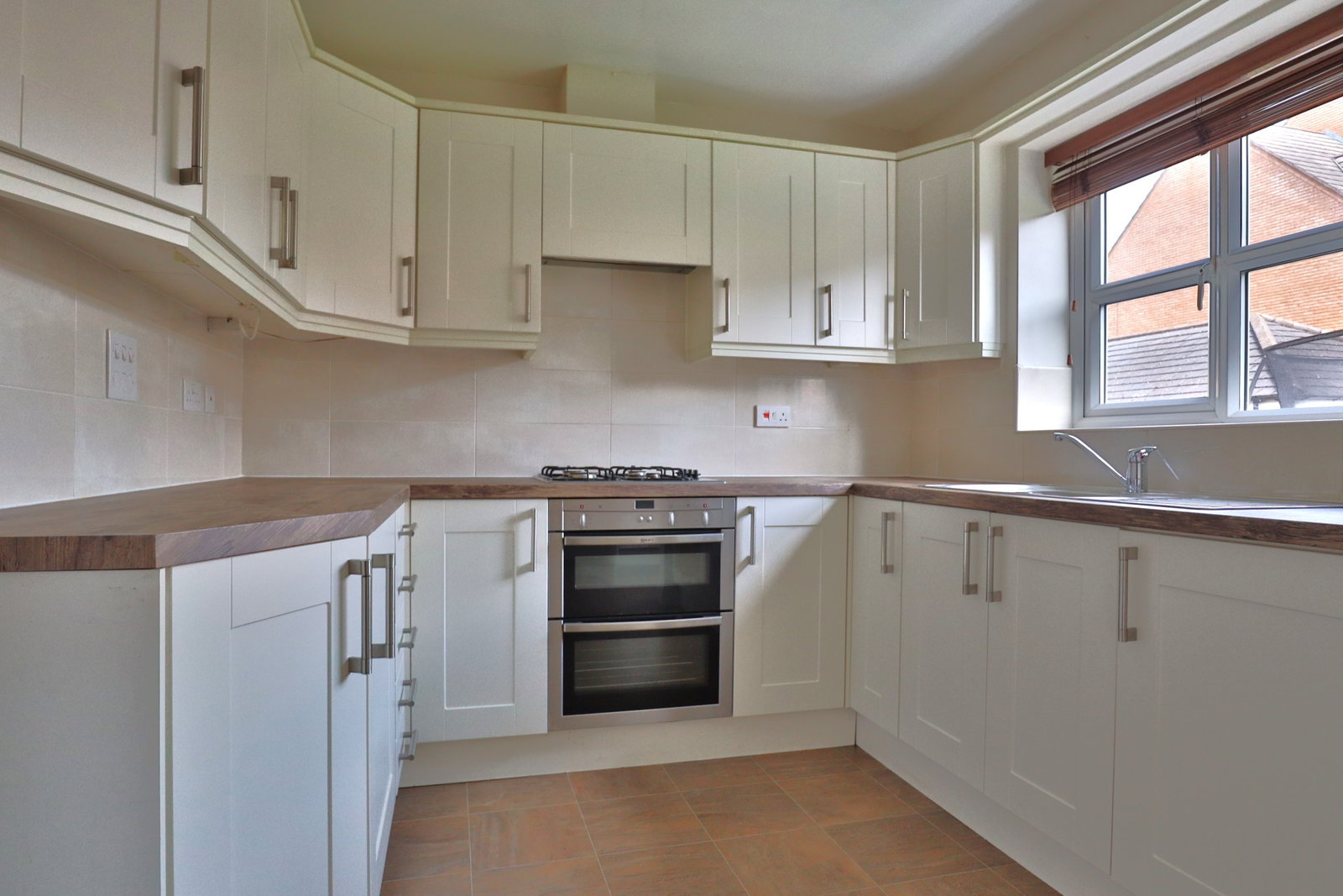 End Of Terrace House for rent in Stockport, Eastwood Drive, Marple, Stockport, 1001 m²