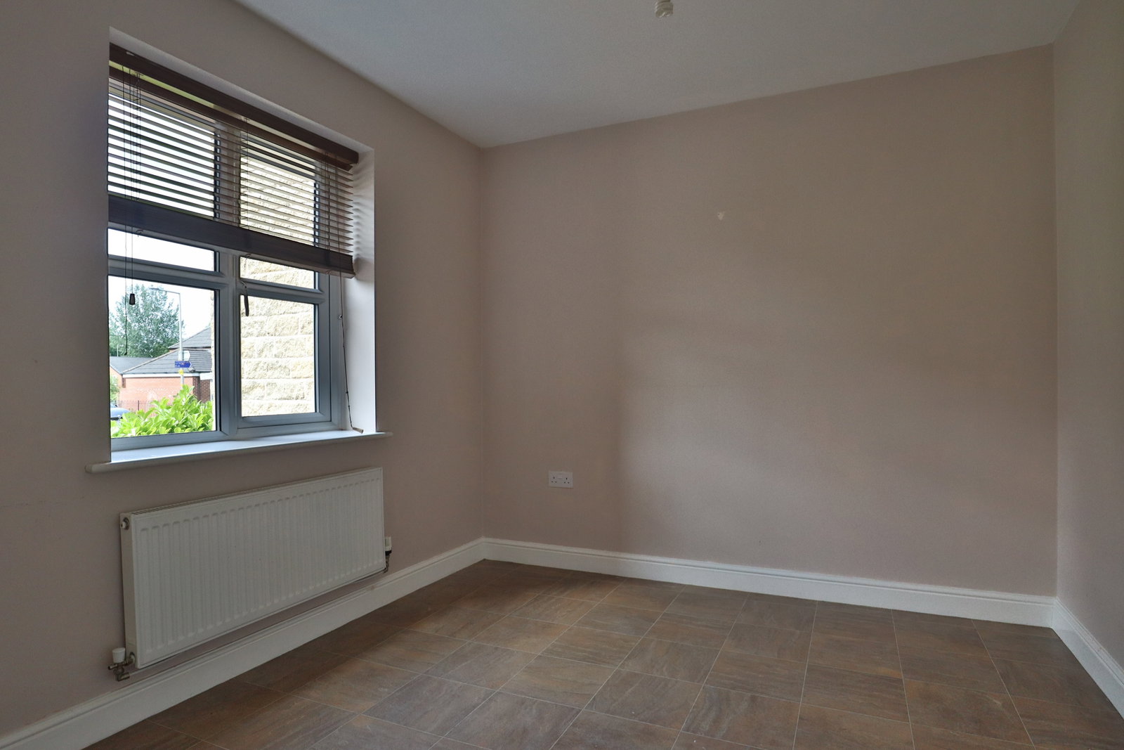 End Of Terrace House for rent in Stockport, Eastwood Drive, Marple, Stockport, 1001 m²