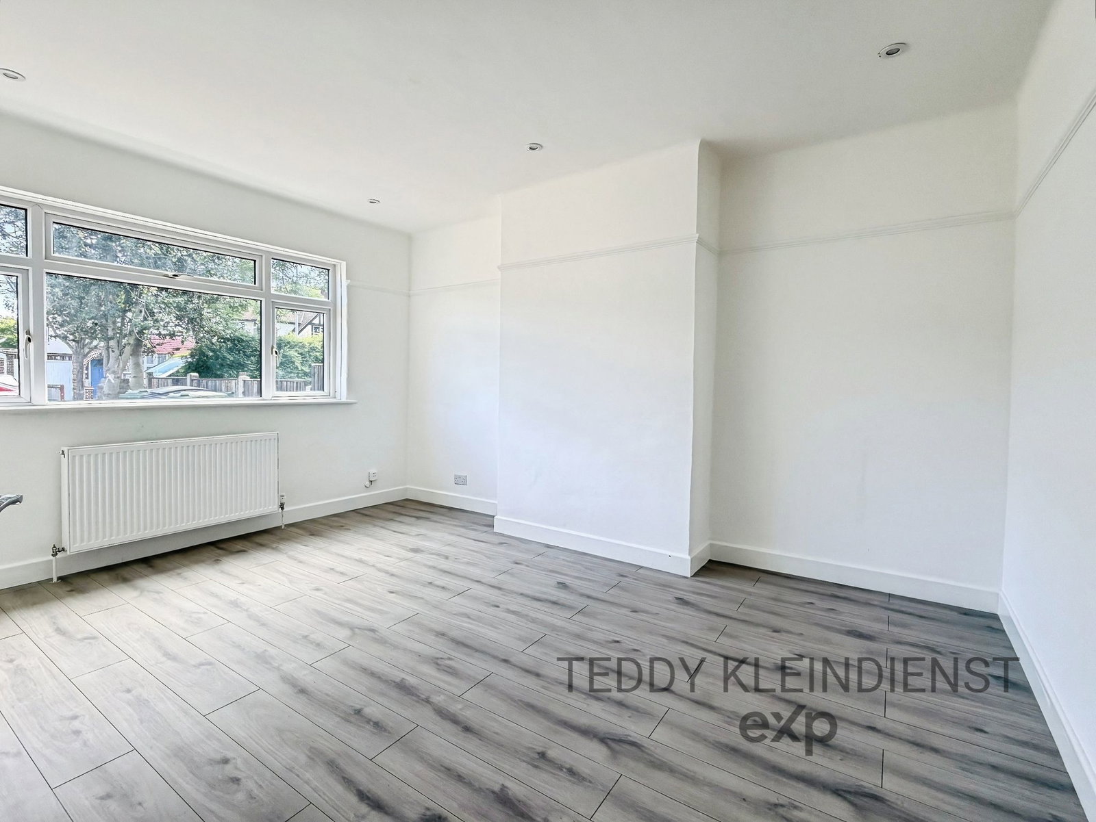 Semi Detached House in New Malden