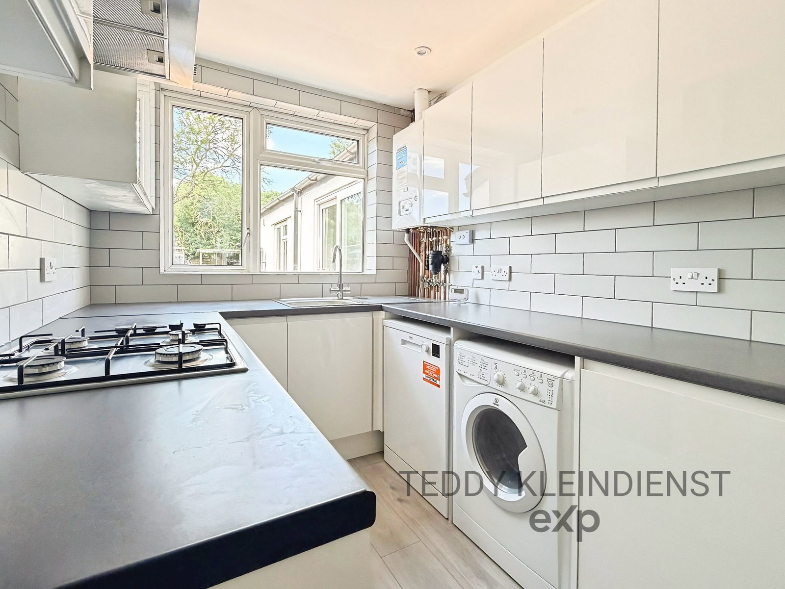 Semi Detached House in New Malden