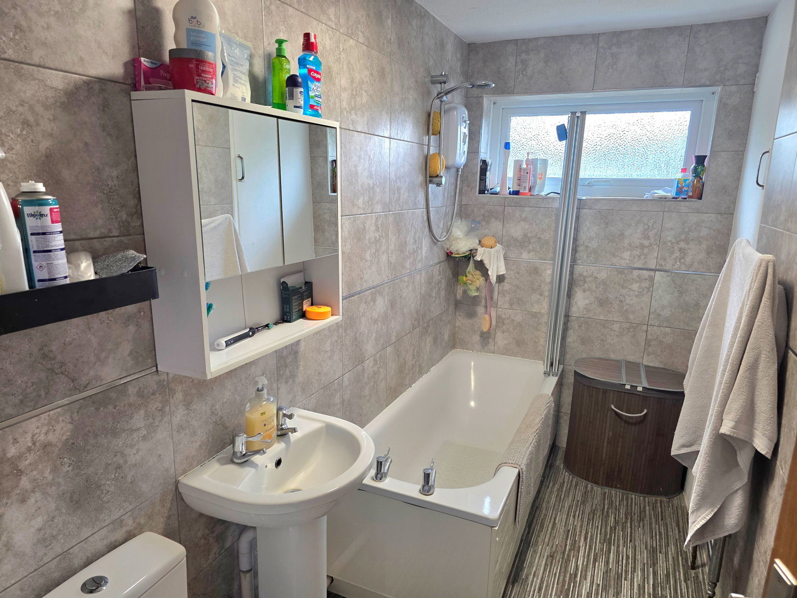 End Of Terrace House for rent in Newport, Spring Walk, Newport, PO30 5ND, 700 m²