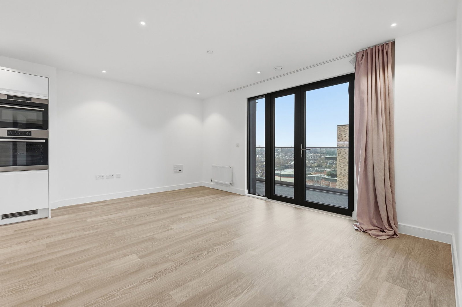 Apartment for rent in London, Creek Lane, SW18, 894 m²