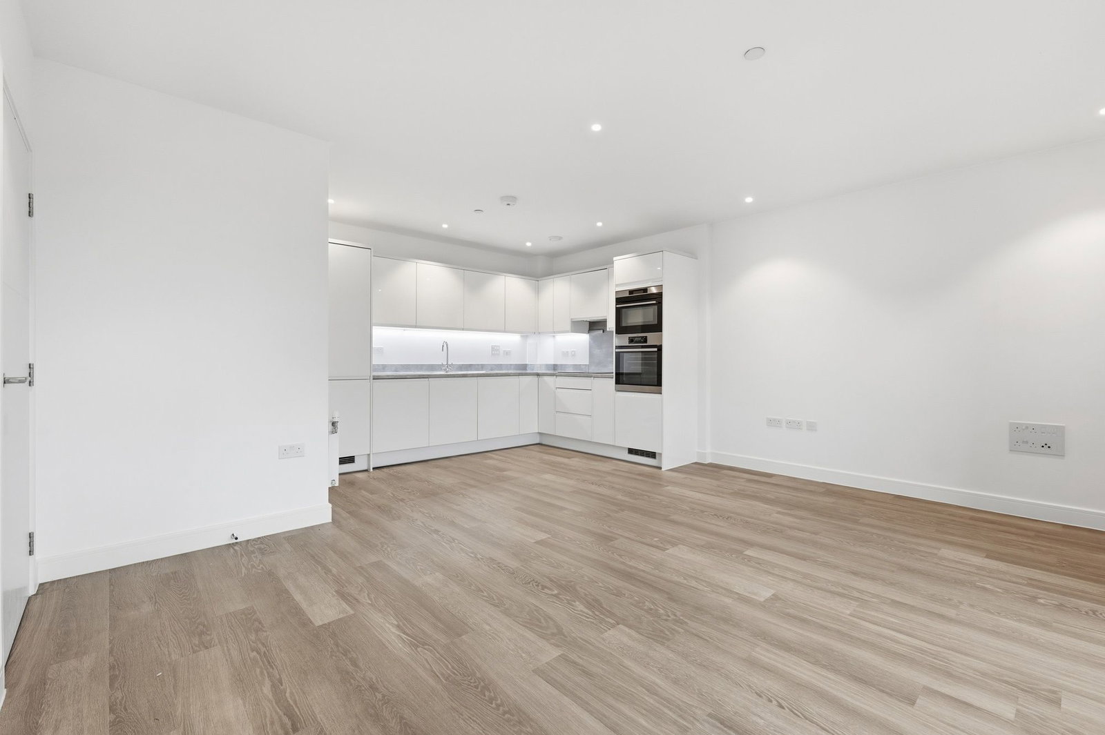 Apartment for rent in London, Creek Lane, SW18, 894 m²