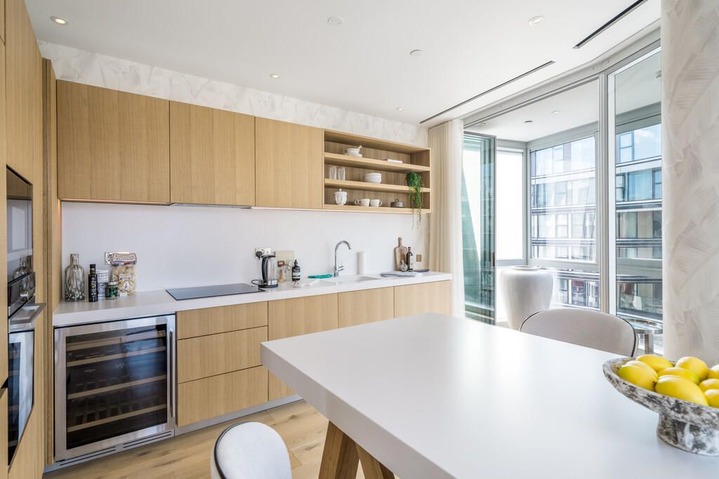 Apartment for rent in London, Wilshire House, Prospect Way, London, SW11, 1965 m²