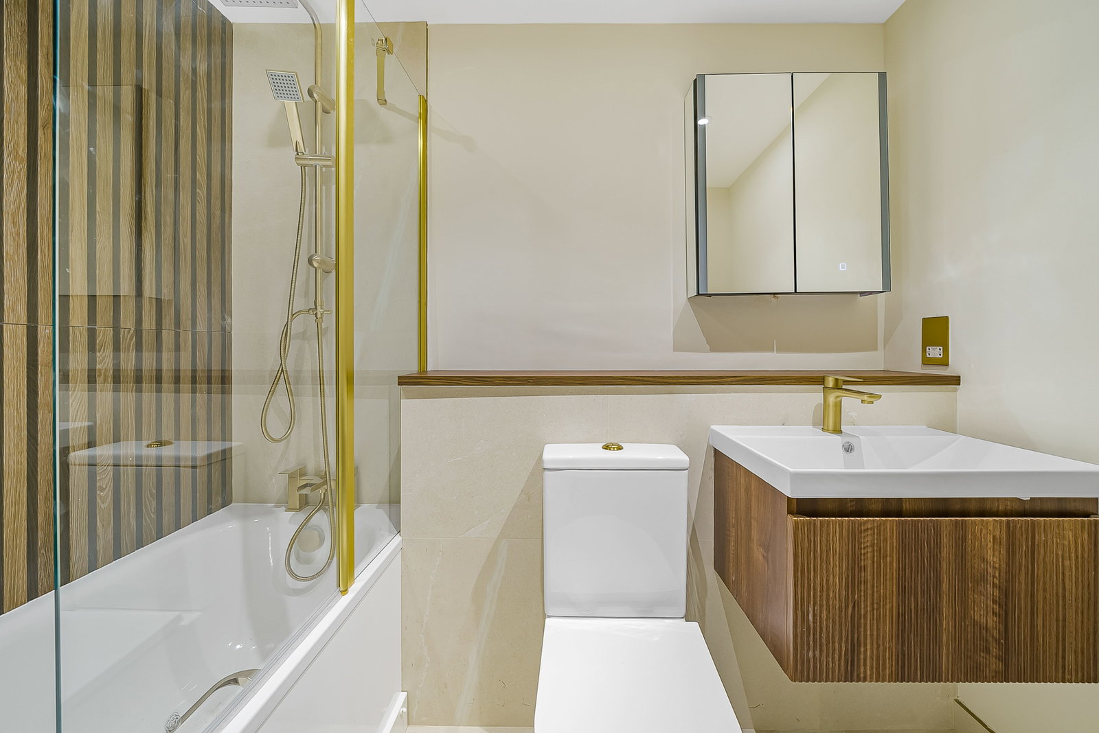 Terraced House for rent in London, Stane Grove, Clapham North, SW9 9AL, 1806 m²