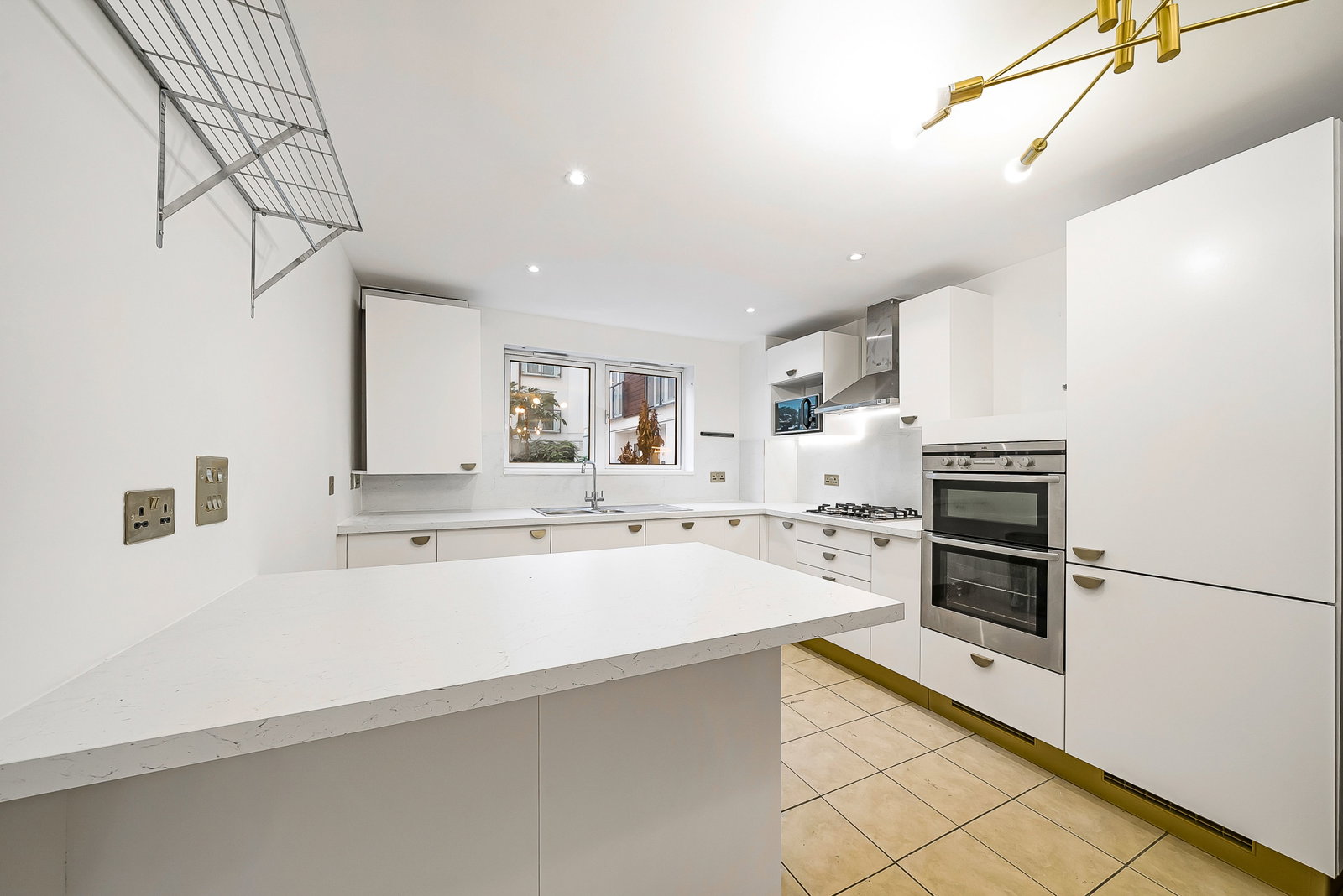 Terraced House for rent in London, Stane Grove, Clapham North, SW9 9AL, 1806 m²