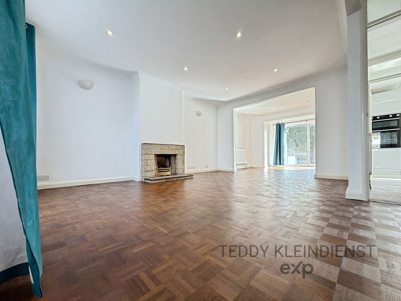 Detached House in Worcester Park
