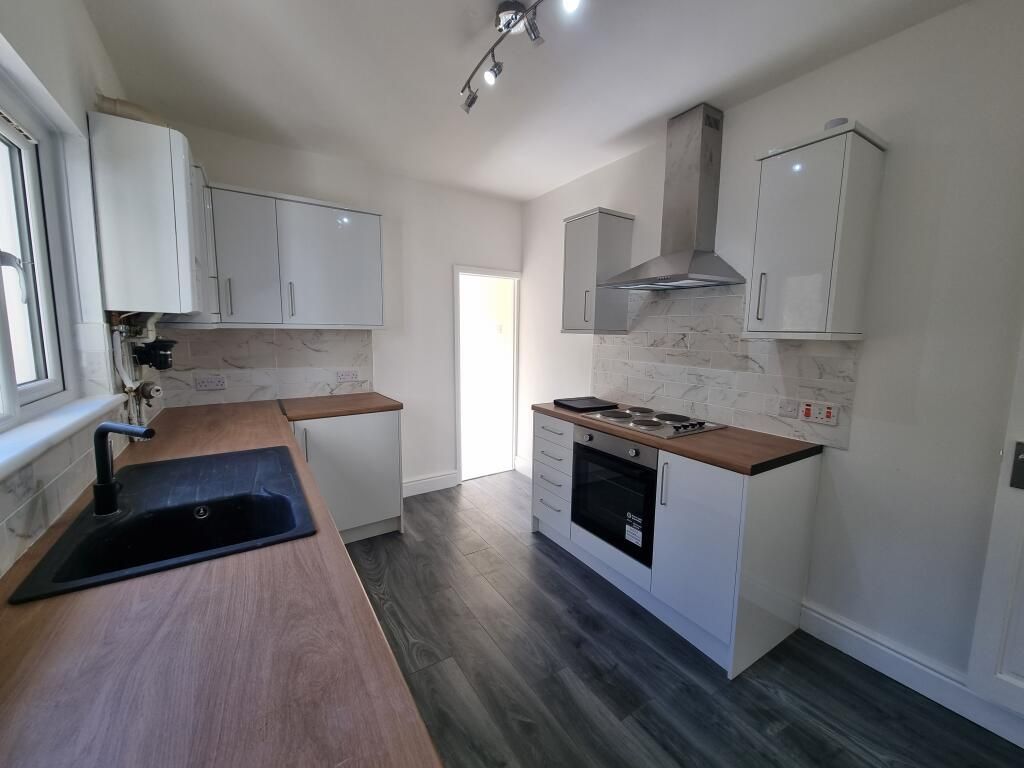 Terraced House for rent in Portsmouth, Station Road, Portsmouth