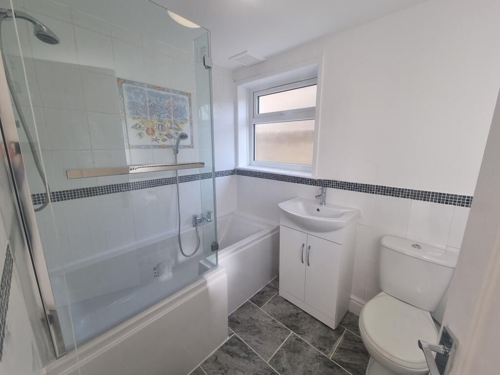 Terraced House for rent in Portsmouth, Station Road, Portsmouth
