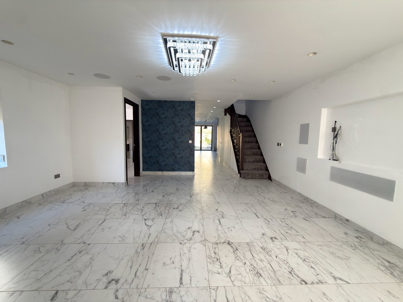 Semi Detached House for rent in Staines-upon-thames, Sidney Road, Staines-Upon-Thames, TW18, 1977 m²