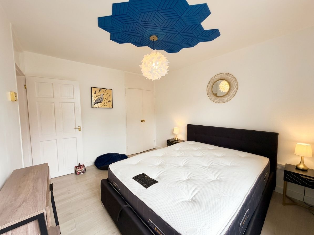 Flat for rent in London, Winterfold Close, London, SW19 6LE, 727 m²
