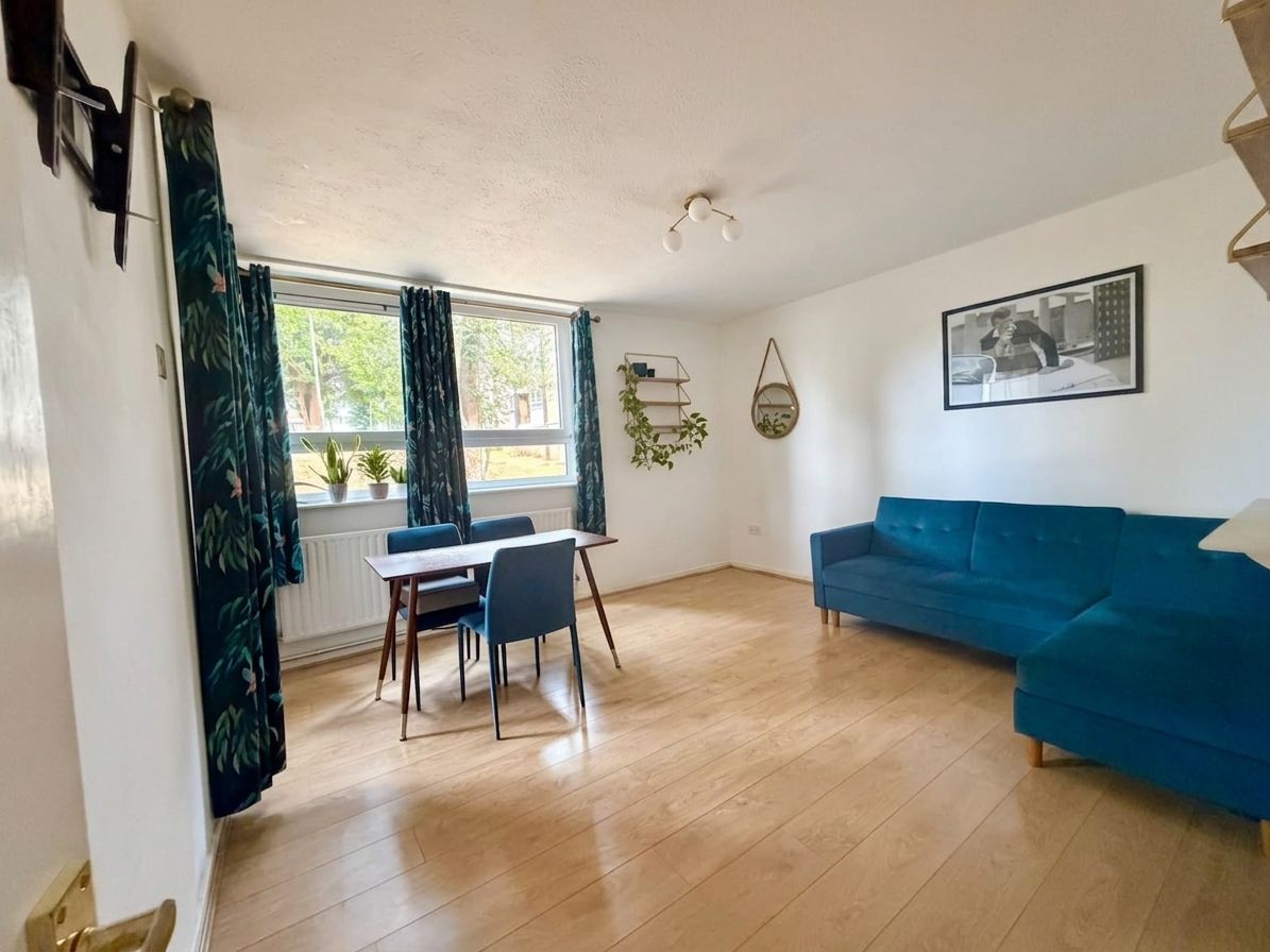 Flat for rent in London, Winterfold Close, London, SW19 6LE, 727 m²