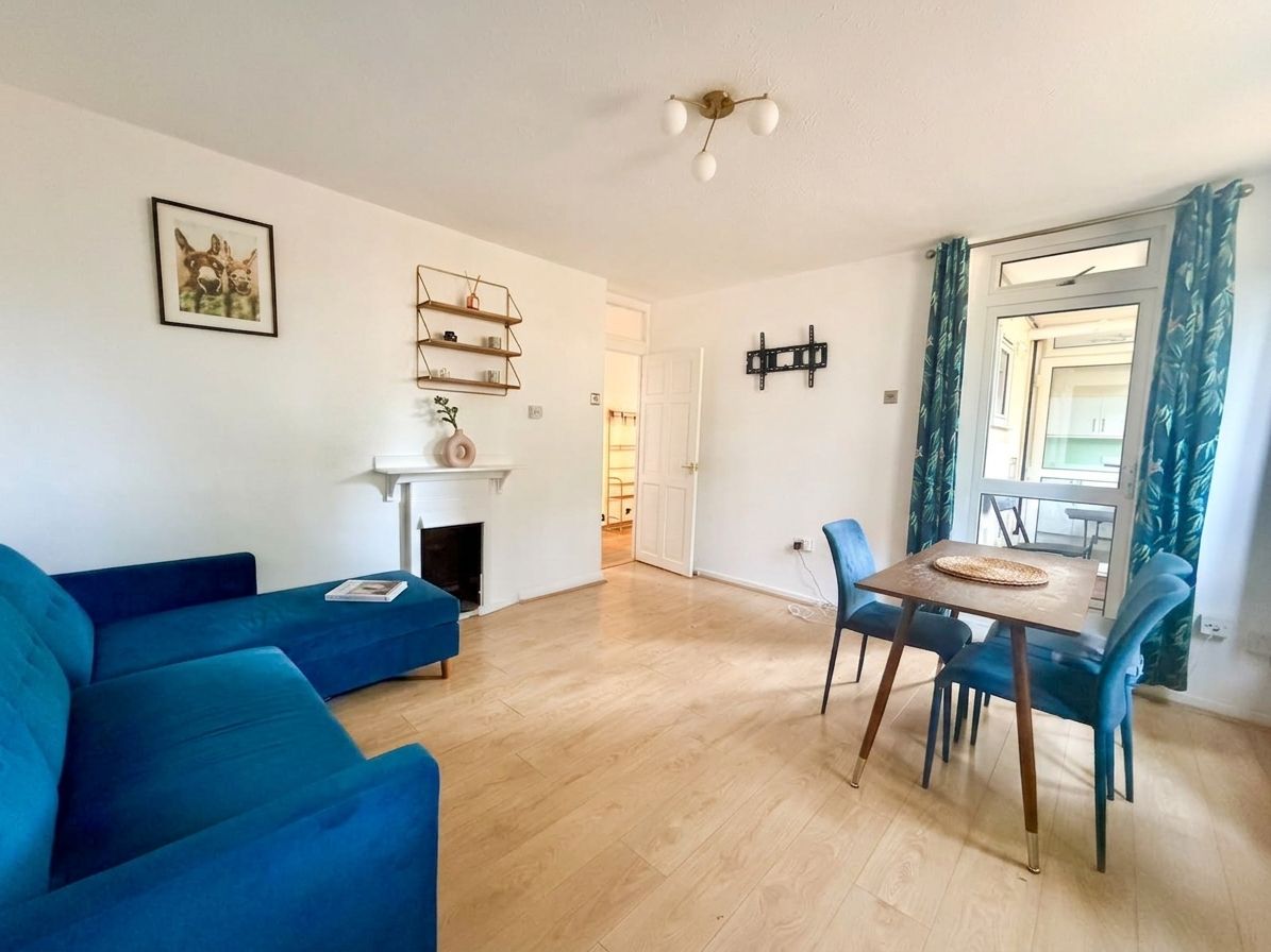 Flat for rent in London, Winterfold Close, London, SW19 6LE, 727 m²