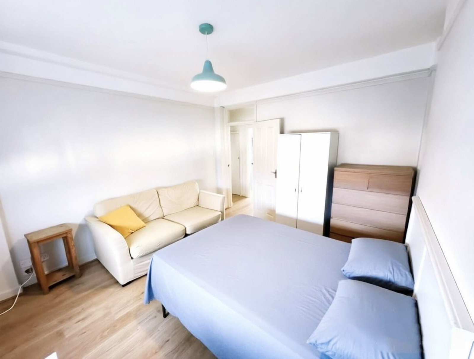 Apartment for rent in London, Melville Court, Goldhawk Road, W12, 597 m²