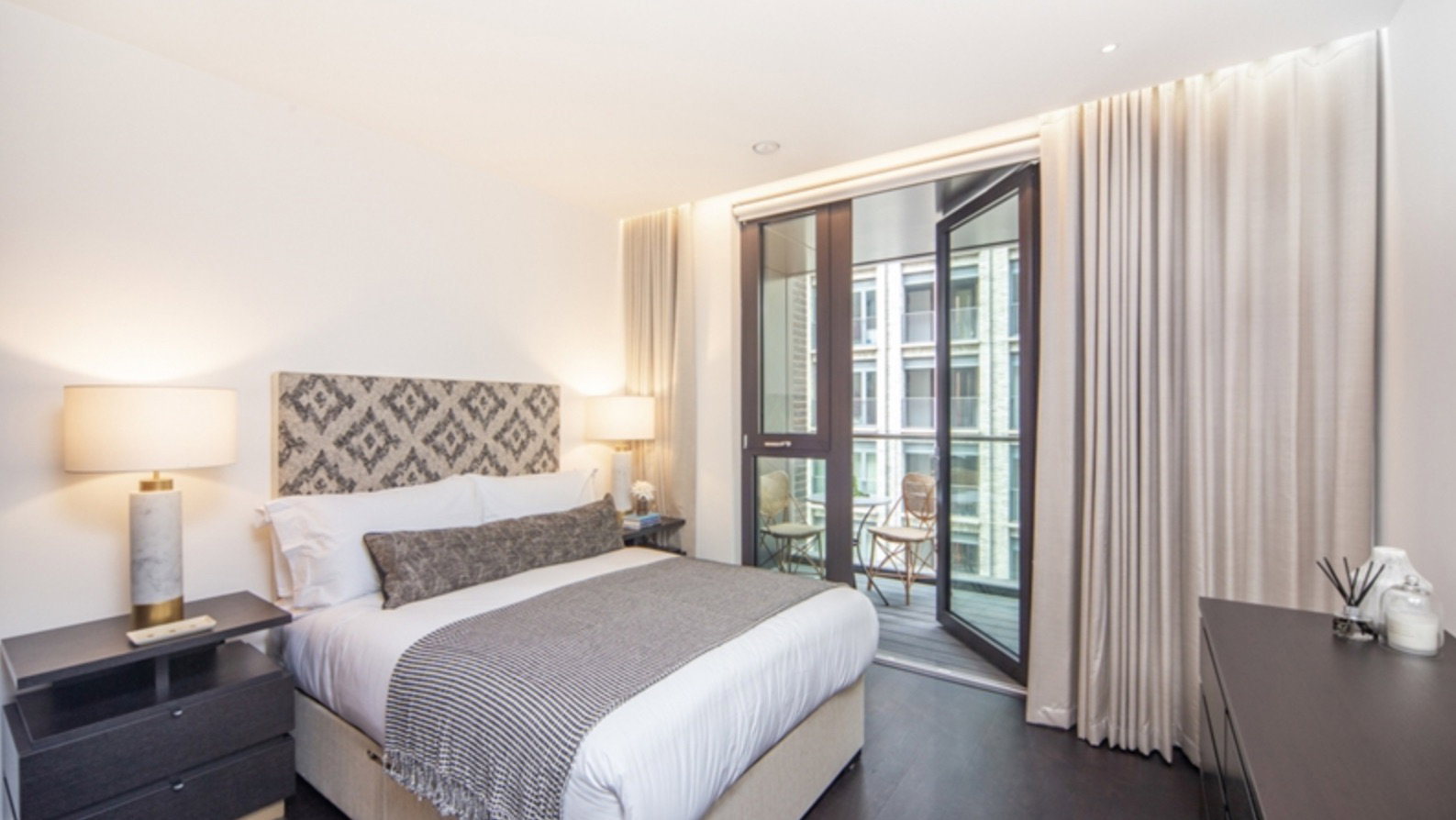 Apartment for rent in London, Charles Clowes Walk , London, SW11 7AG, 864 m²