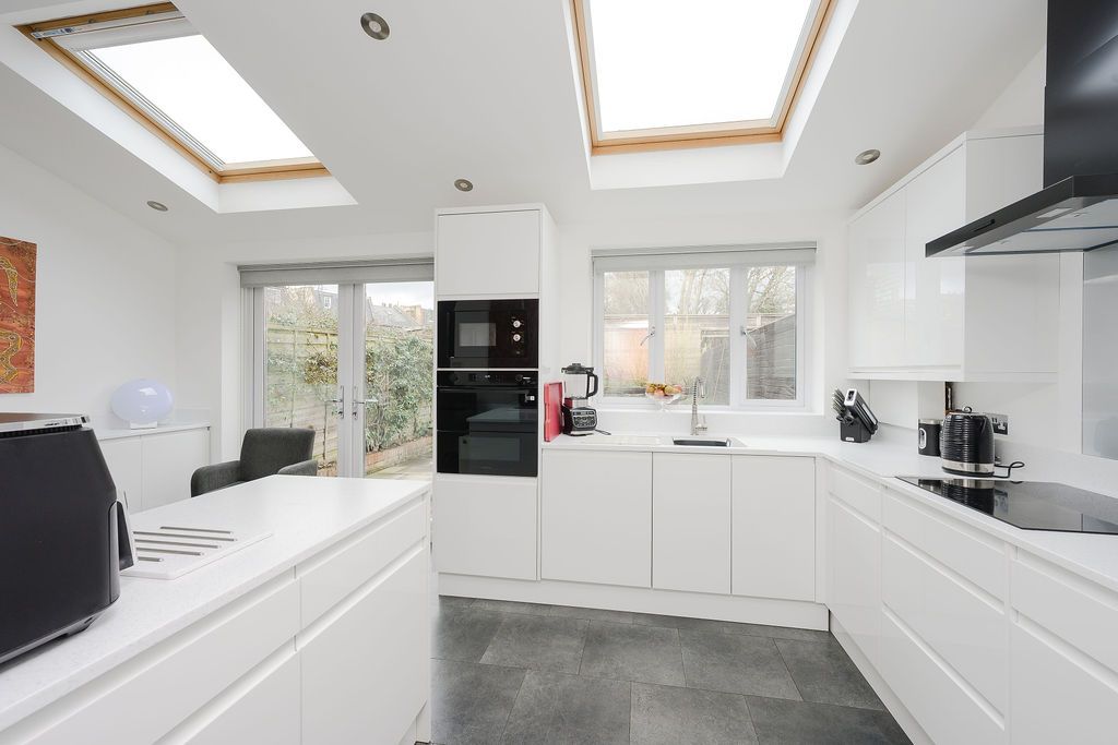 Terraced House for rent in London, Pendarves Road, West Wimbledon, SW20, 1437 m²