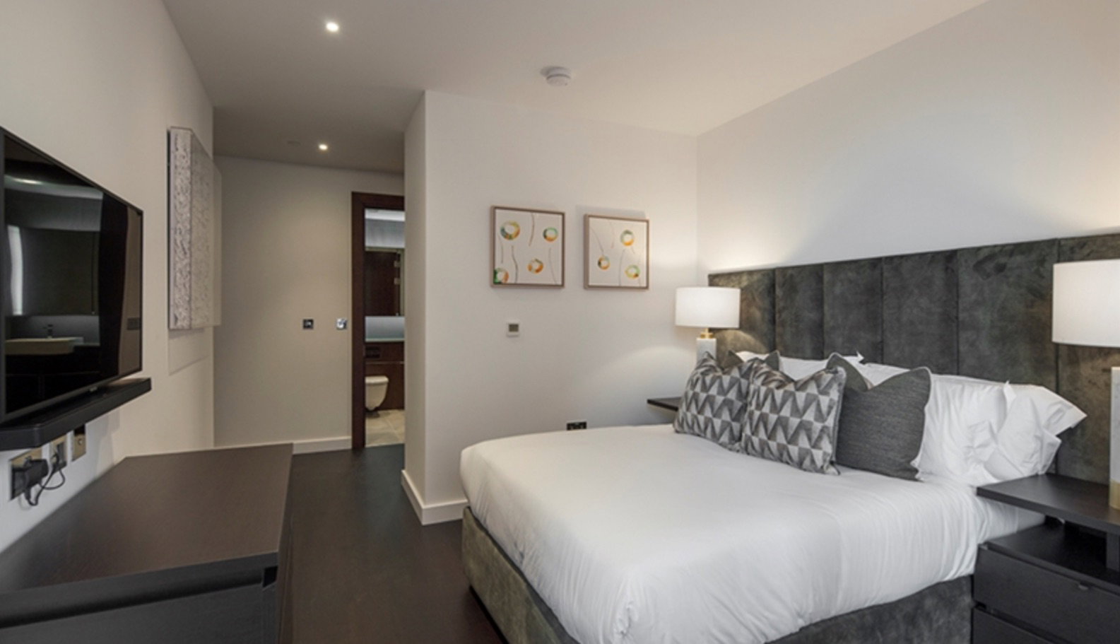 Apartment for rent in London, Charles Clowes Walk, London, SW11 7AG, 1123 m²
