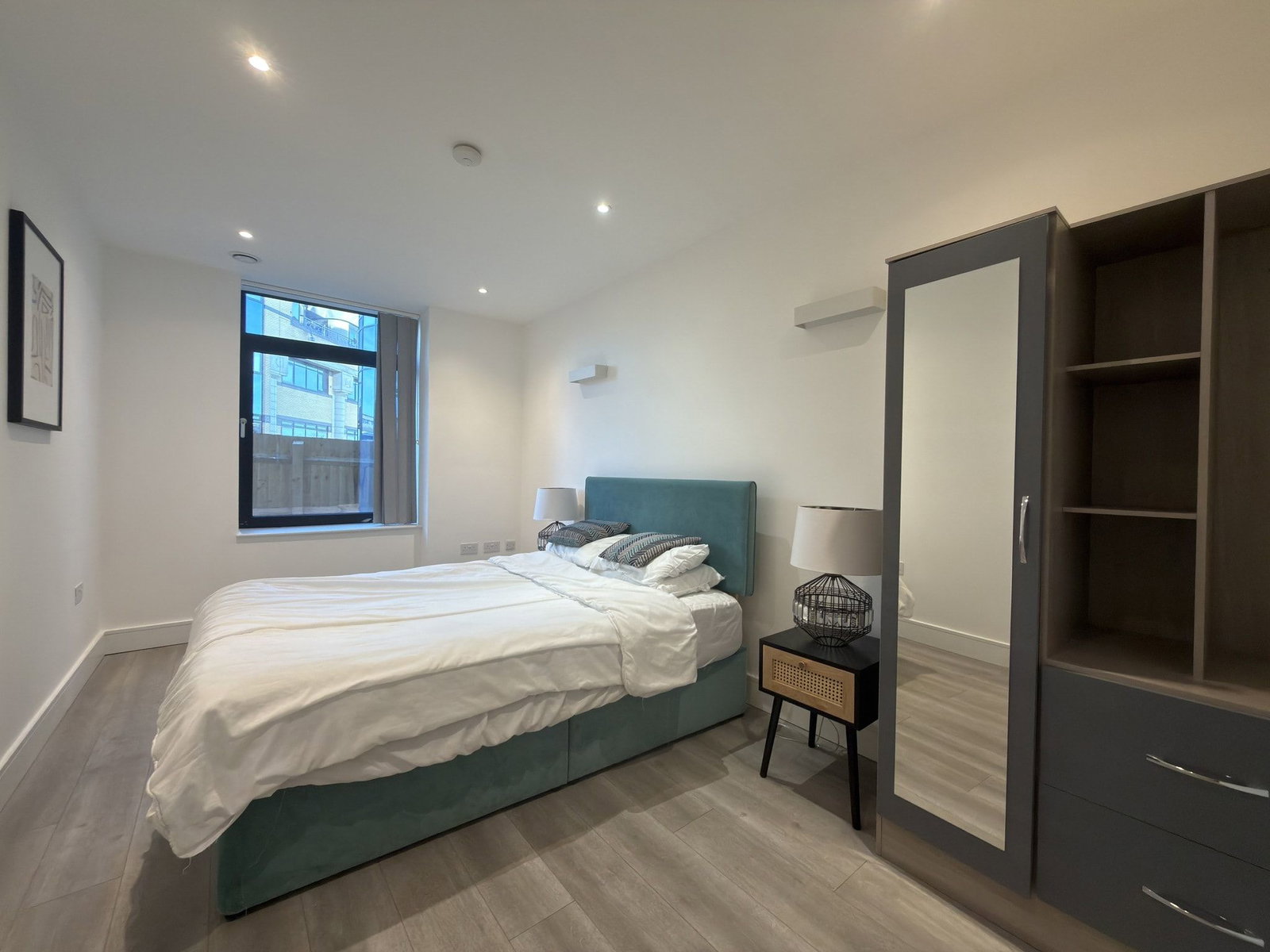 Apartment for rent in London, Park Hill House, Harlequinn Avenue, Brentford, TW8, 722 m²