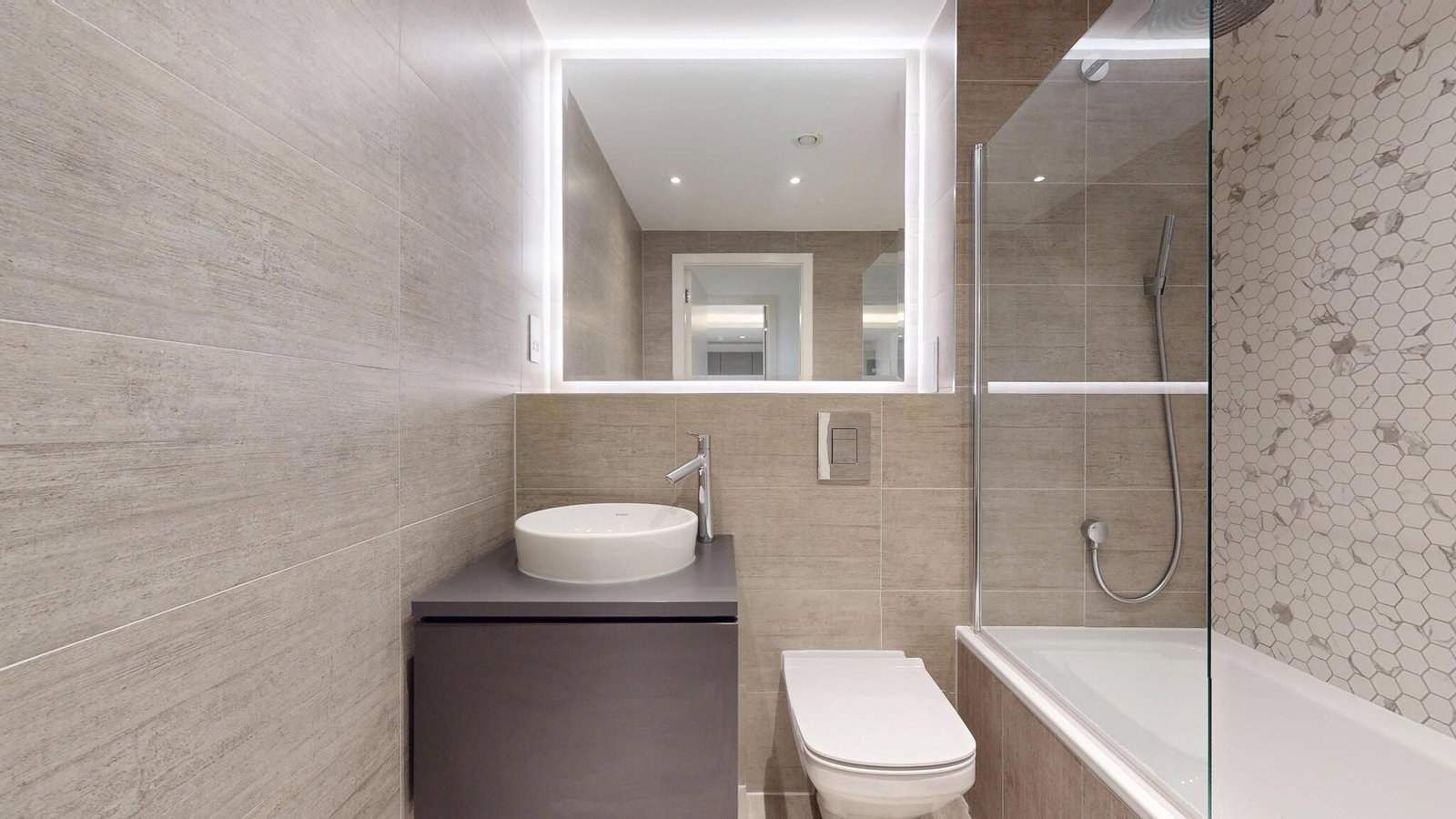 Apartment for rent in London, Akron House, New Horizons Court , Brentford, TW8, 469 m²