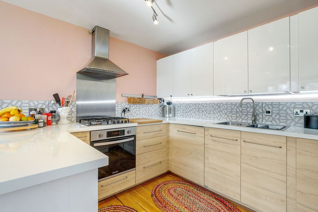 Flat for rent in London, Bullen Street, Battersea, SW11, 879 m²