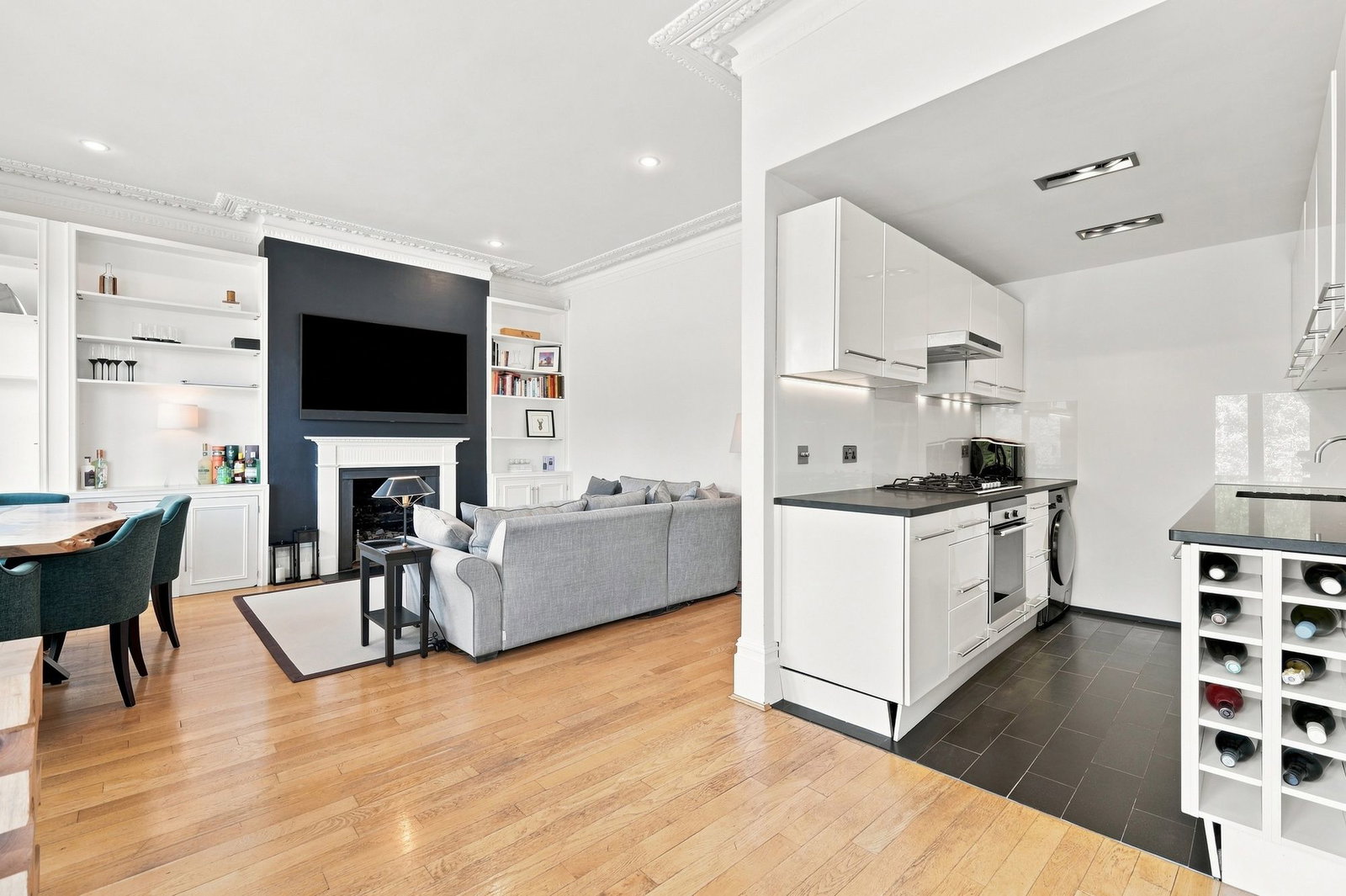 Flat for rent in London, Wandsworth Common West Side, SW18, 787 m²