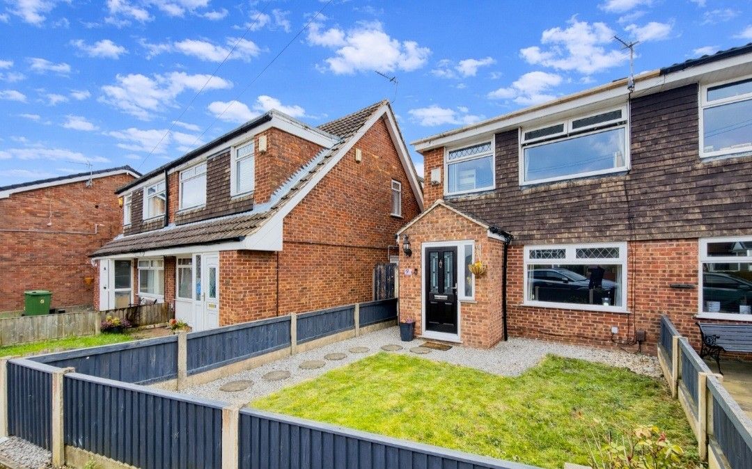 Semi Detached House for rent in Stockport, Dunnock Close, Stockport, SK2 5XD