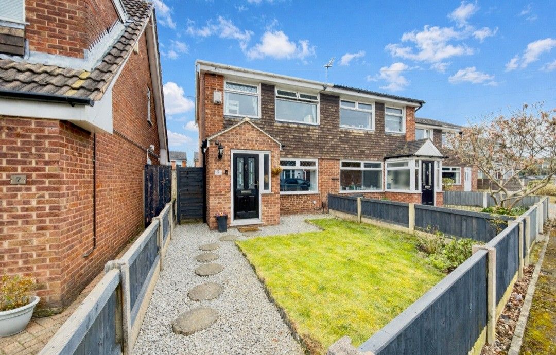 Semi Detached House for rent in Stockport, Dunnock Close, Stockport, SK2 5XD