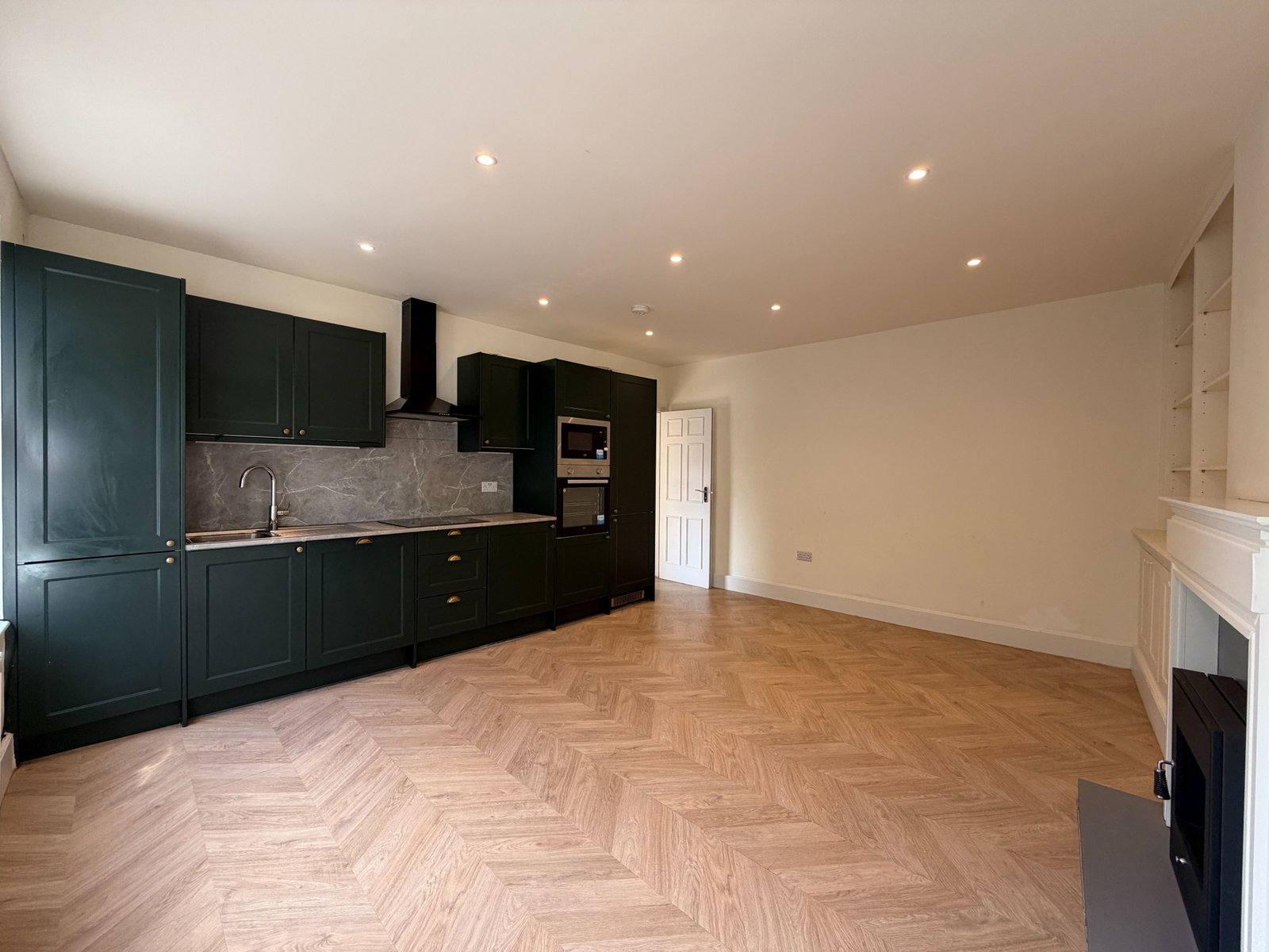Flat for rent in London, Barking Road, London, E13 8EQ, 1200 m²