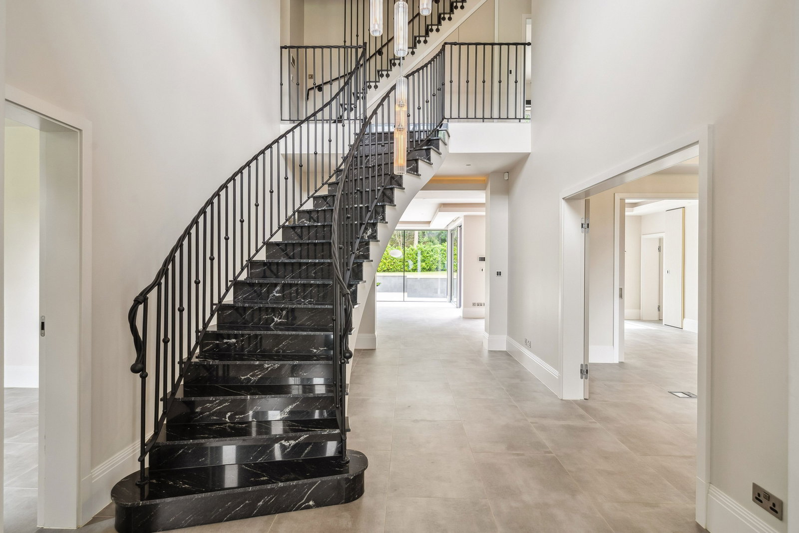 Detached House for rent in Weybridge, Weybridge Park, KT13, 4510 m²