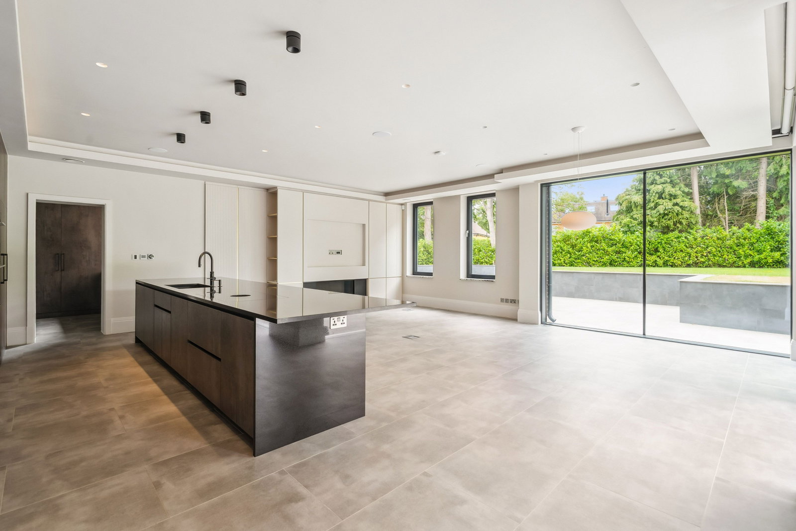 Detached House for rent in Weybridge, Weybridge Park, KT13, 4510 m²