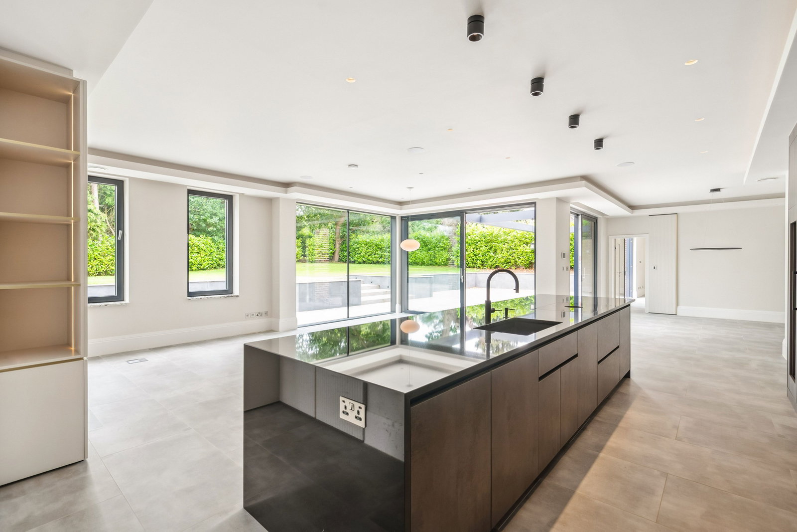 Detached House for rent in Weybridge, Weybridge Park, KT13, 4510 m²
