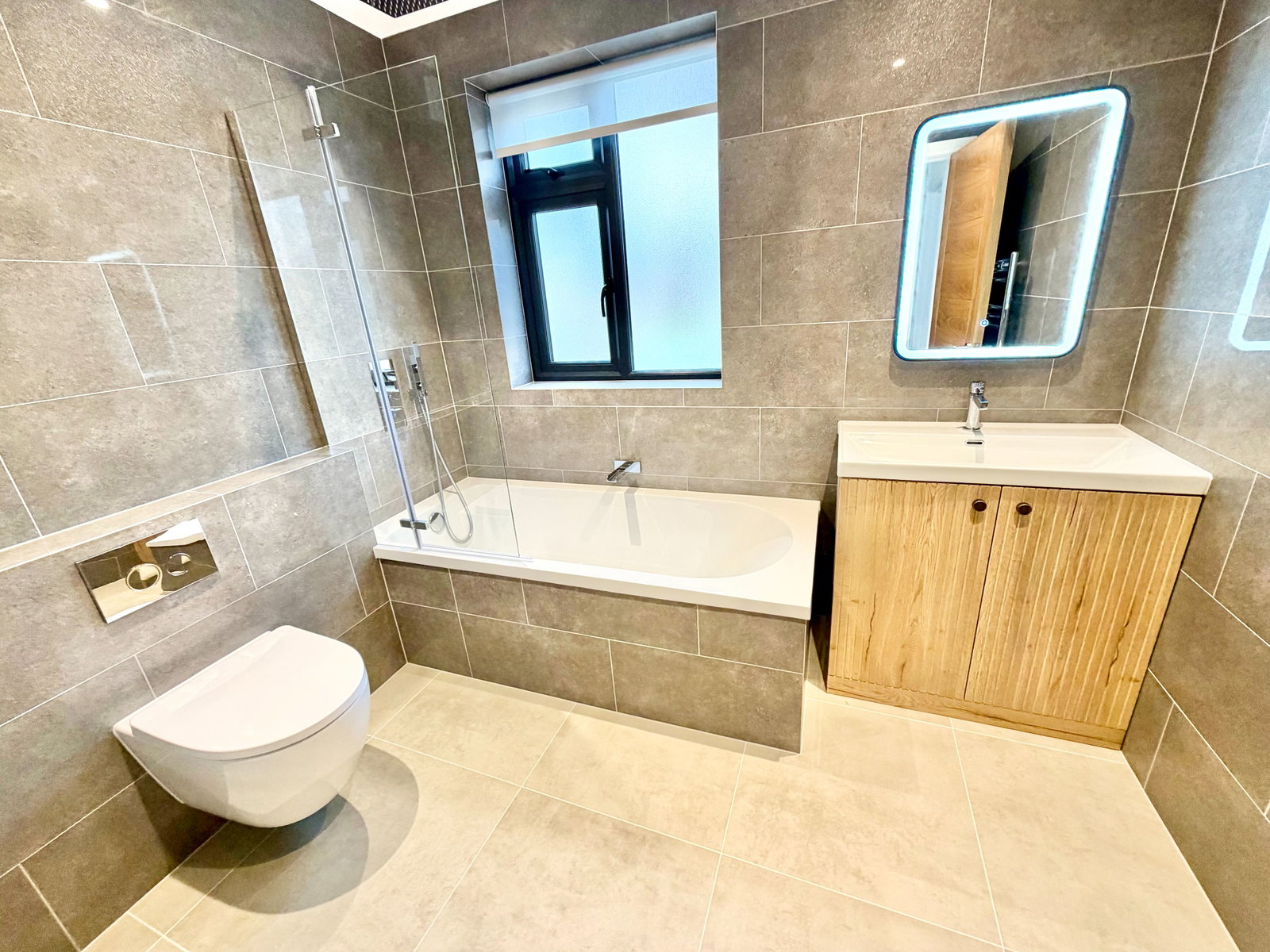 Semi Detached House for sale in London, Cool Oak Lane, Kingsbury, London, NW9 7BJ