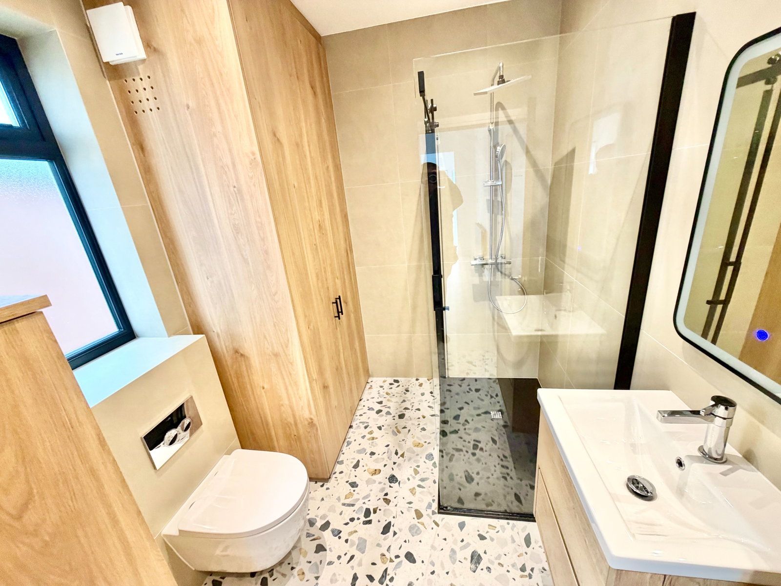 Semi Detached House for sale in London, Cool Oak Lane, Kingsbury, London, NW9 7BJ