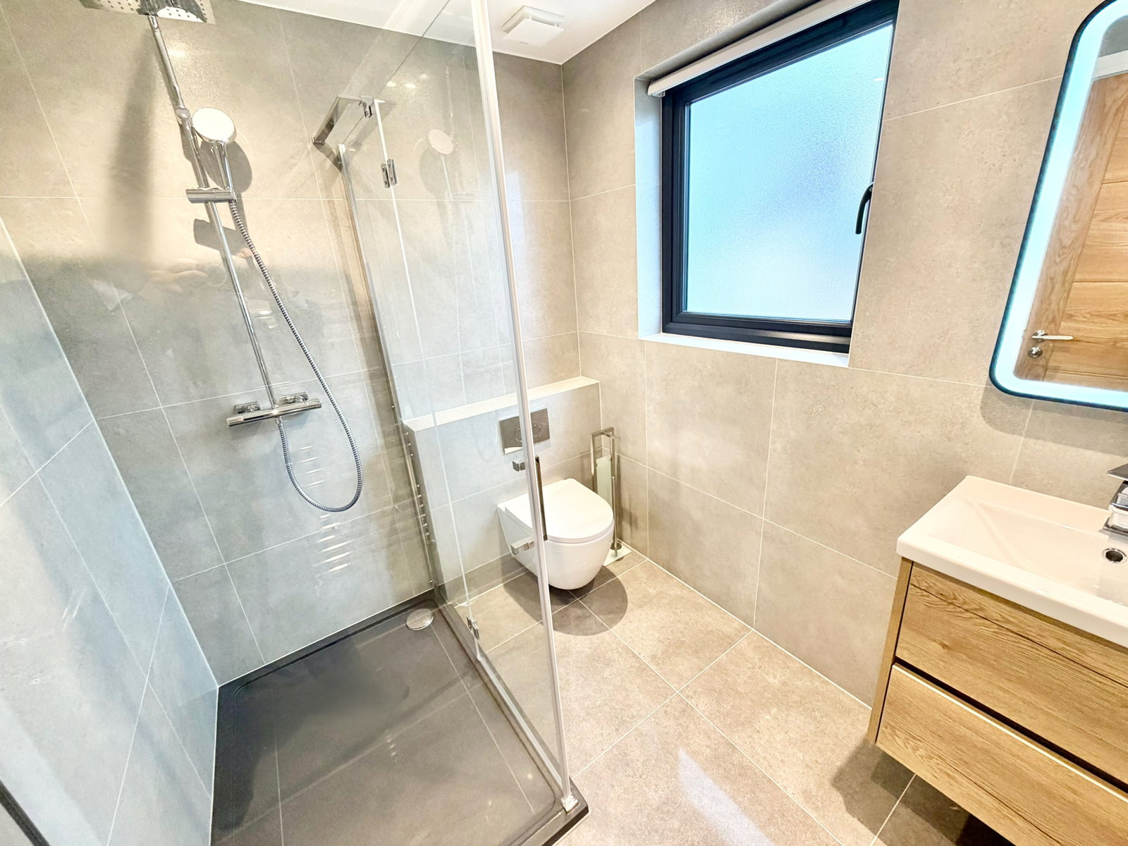 Semi Detached House for sale in London, Cool Oak Lane, Kingsbury, London, NW9 7BJ
