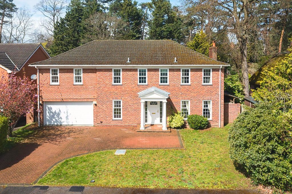 Detached House for rent in Cobham, Pine Walk, Cobham, KT11, 3208 m²
