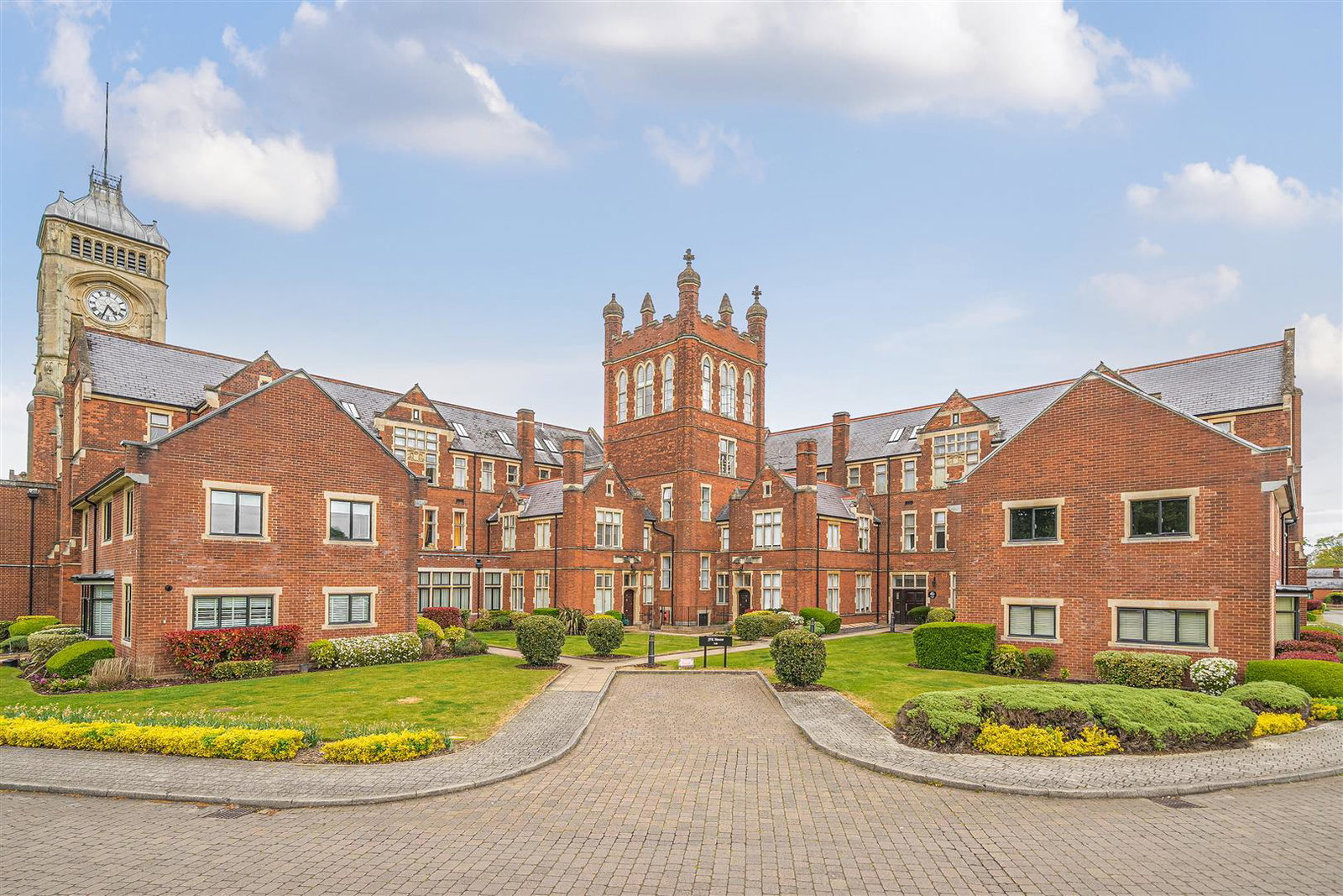 Apartment for rent in Bushey, Royal Connaught Drive, Bushey, WD23 2RA