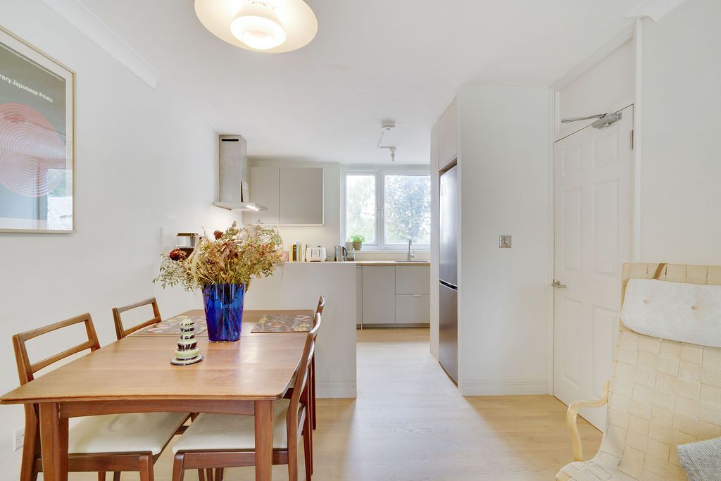 Flat for rent in London, Harfield Gardens, Camberwell, SE5, 542 m²