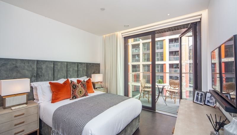 Flat for rent in London, Thornes House, Charles Clowes Walk, Nine Elms, London, SW11, 1123 m²
