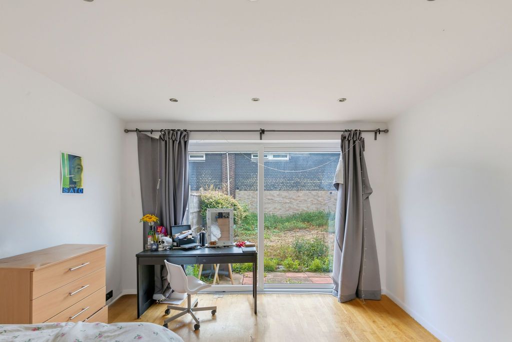 Semi Detached House for rent in London, Rowditch Lane, Battersea, SW11, 950 m²