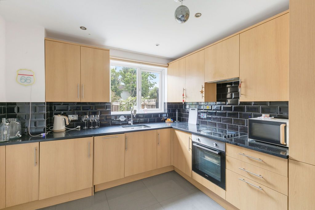 Semi Detached House for rent in London, Rowditch Lane, Battersea, SW11, 950 m²