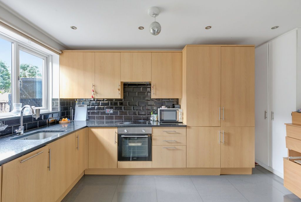 Semi Detached House for rent in London, Rowditch Lane, Battersea, SW11, 950 m²
