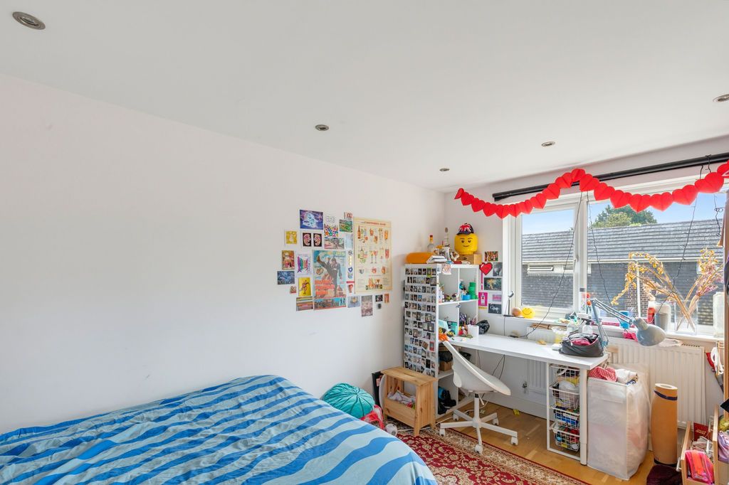 Semi Detached House for rent in London, Rowditch Lane, Battersea, SW11, 950 m²