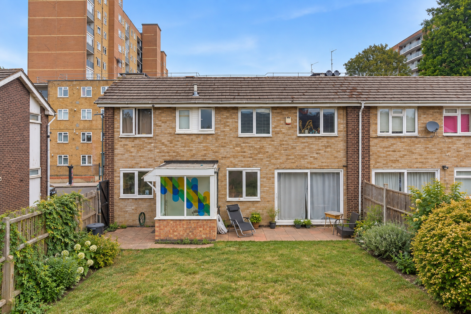Semi Detached House for rent in London, Rowditch Lane, Battersea, SW11, 950 m²