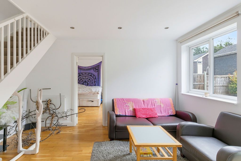 Semi Detached House for rent in London, Rowditch Lane, Battersea, SW11, 950 m²