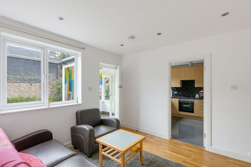 Semi Detached House for rent in London, Rowditch Lane, Battersea, SW11, 950 m²
