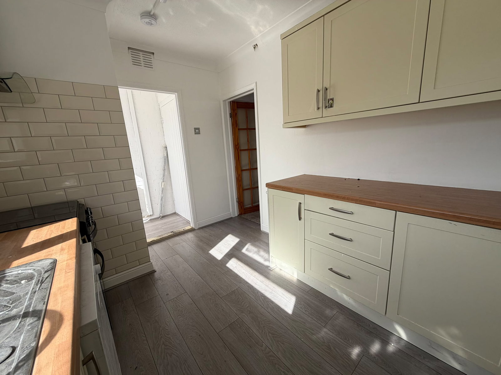 Terraced House for rent in Dagenham, Calverley Crescent, Dagenham, RM10 7QU, 700 m²