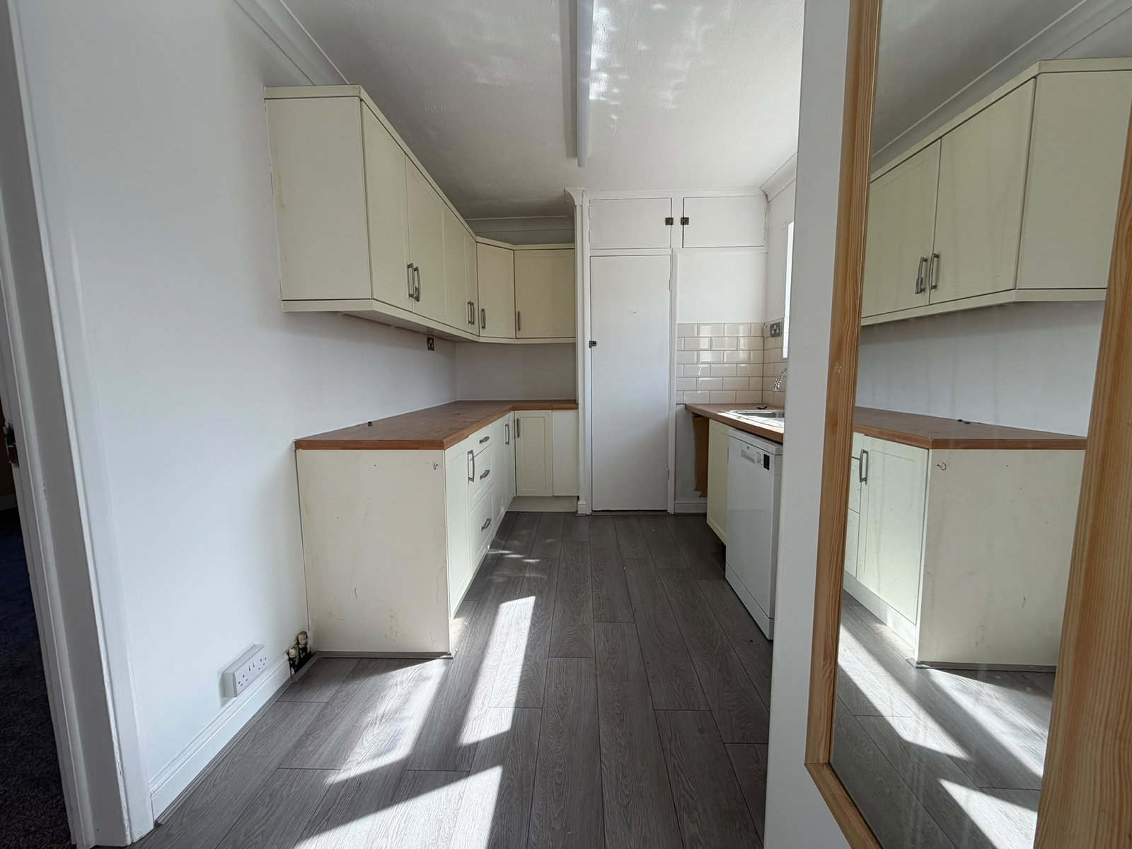 Terraced House for rent in Dagenham, Calverley Crescent, Dagenham, RM10 7QU, 700 m²