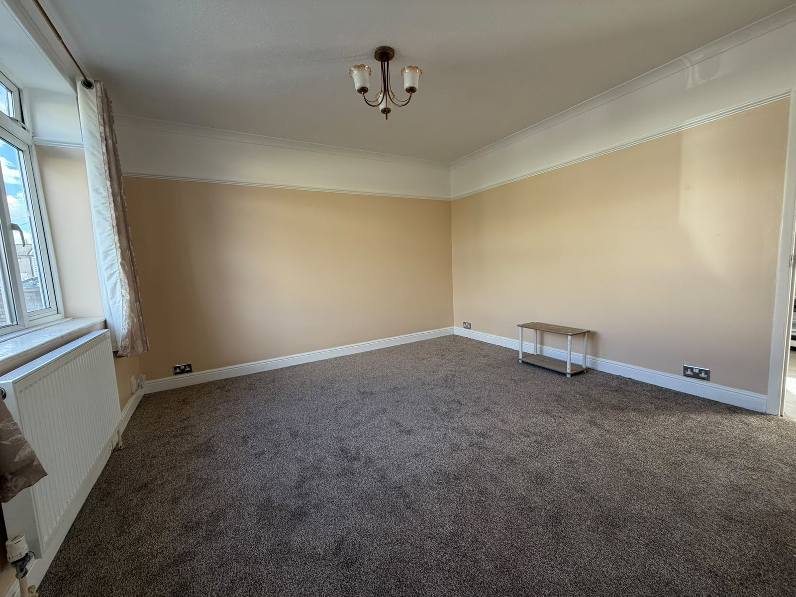 Terraced House for rent in Dagenham, Calverley Crescent, Dagenham, RM10 7QU, 700 m²
